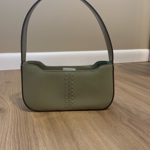 Beautiful GUESS handbag. 8 x 4.5” - Picture 2 of 3